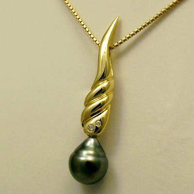 HANDMADE CREATIONS BY SWISS MASTER GOLDSMITH 18 k yellow gold, Australian South Sea Pearl. With screw, 2 pendants in one, can be worn without the pearl.