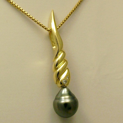 HANDMADE CREATIONS BY SWISS MASTER GOLDSMITH 18 k yellow gold, Australian South Sea Pearl. With screw, 2 pendants in one, can be worn without the pearl.