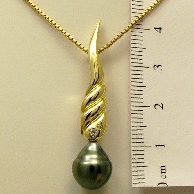 HANDMADE CREATIONS BY SWISS MASTER GOLDSMITH 18 k yellow gold, Australian South Sea Pearl. With screw, 2 pendants in one, can be worn without the pearl.